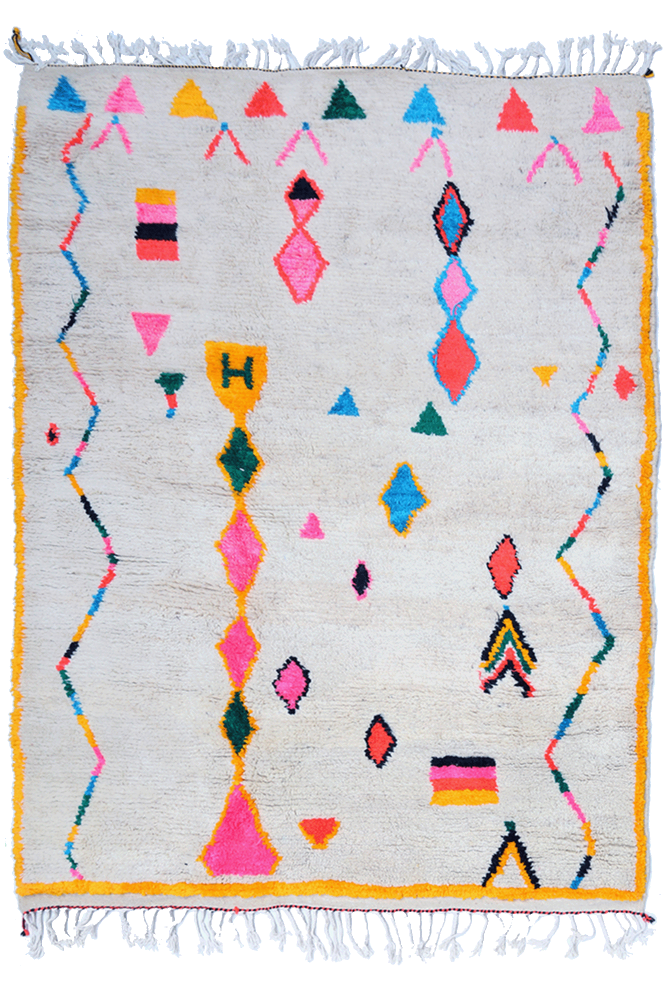 Tapis berbère aux motifs géométriques colorés avec des tons blancs, roses, bleus et jaunes, ajoutant une touche moderne.