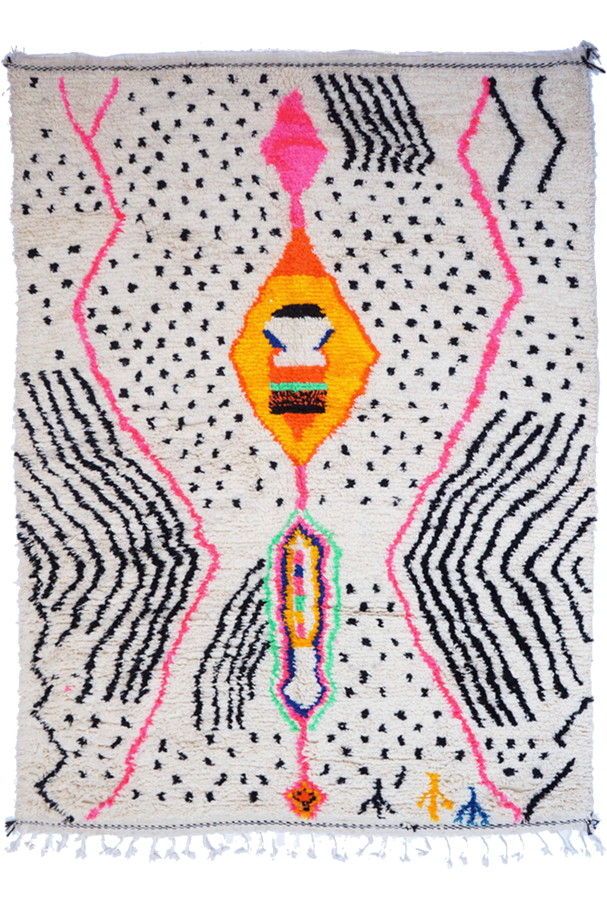 Tapis berbère aux motifs géométriques colorés, dominé par des tons crème, rose vif, orange et noir.