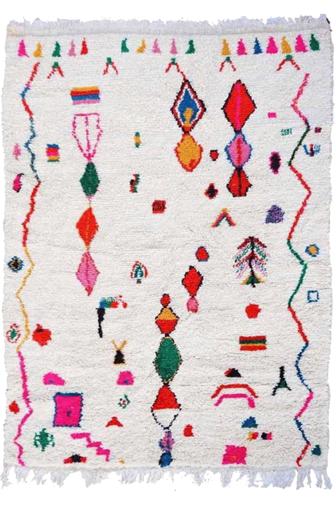 Tapis berbère aux motifs colorés géométriques sur fond blanc, combinant des teintes rouge, vert et rose.