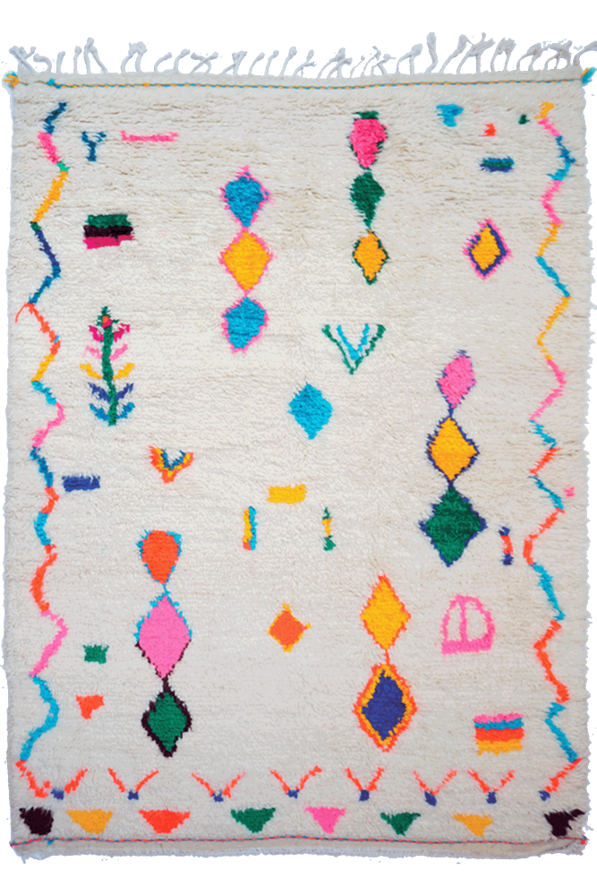Tapis berbère en laine claire, orné de motifs géométriques colorés aux teintes vives de rose, bleu et vert.