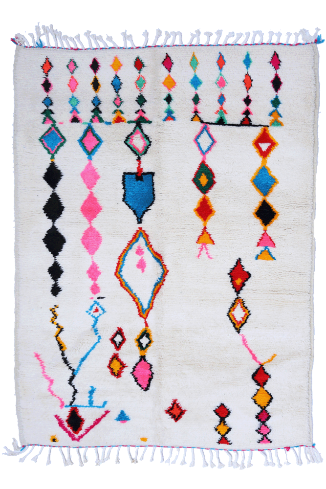 Tapis berbère coloré avec des motifs géométriques en rose, bleu, noir et orange sur fond beige.