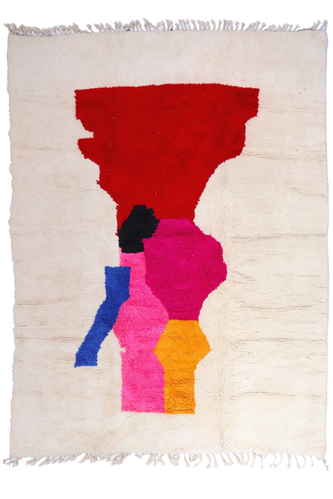 Tapis berbère coloré avec des motifs géométriques en rouge, rose, noir et bleu sur fond beige.