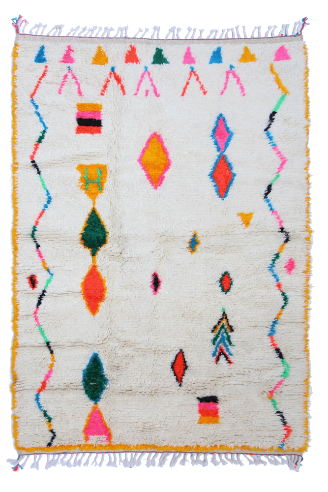 Tapis berbère coloré aux motifs géométriques avec des tons beige, rose vif, bleu et vert, parfait pour décorer votre intérieur.