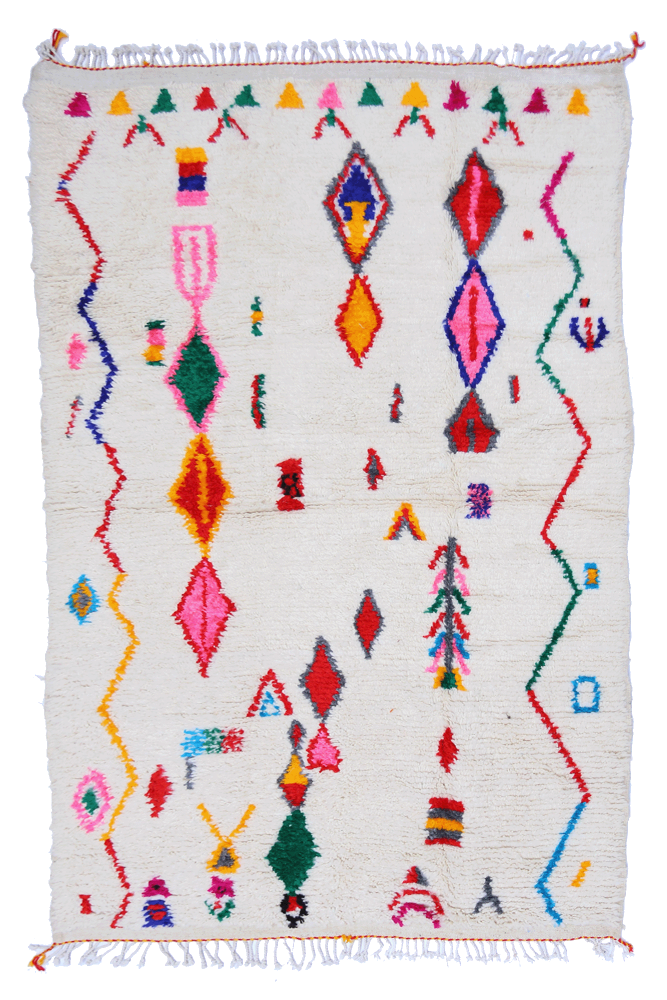 Tapis berbère blanc avec des motifs géométriques colorés en rouge, bleu, vert et jaune, idéal pour un intérieur moderne.