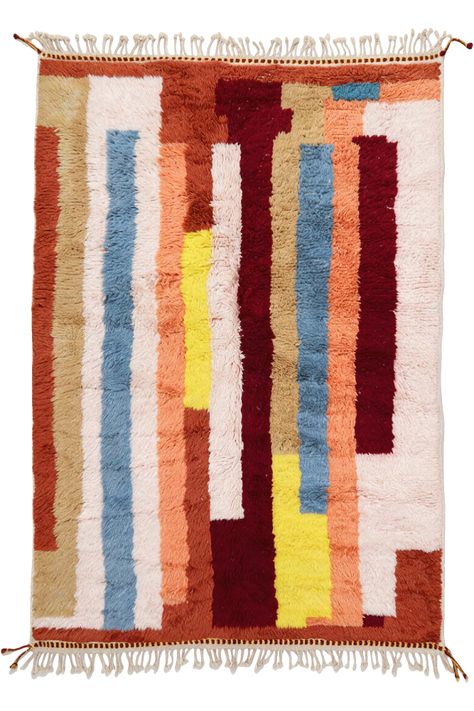 Tapis berbère coloré avec des rayures verticales en rouge, jaune, bleu et crème.