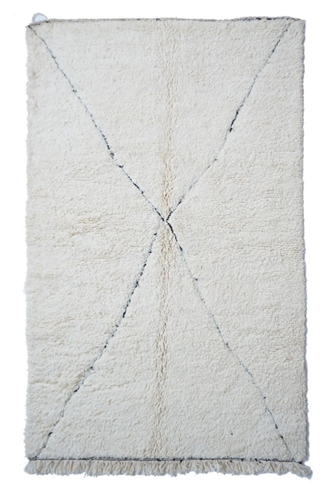 Tapis berbère côtelé en laine crème avec motifs géométriques discrets en noir, ajoutant une touche élégante à votre intérieur.