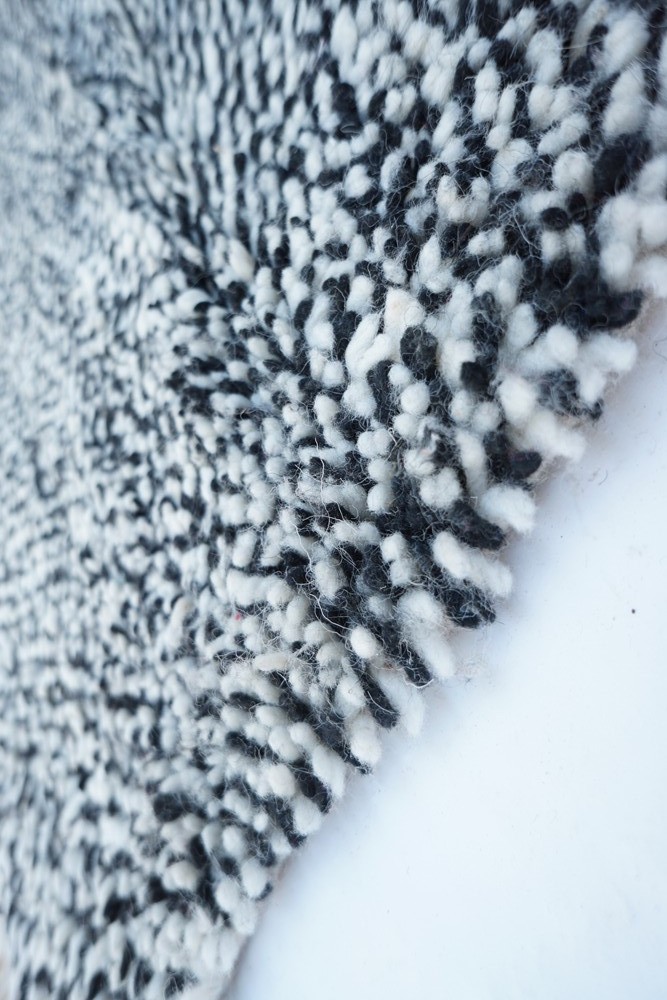 Tapis berbère moderne en noir et blanc avec motifs géométriques et texture douce.