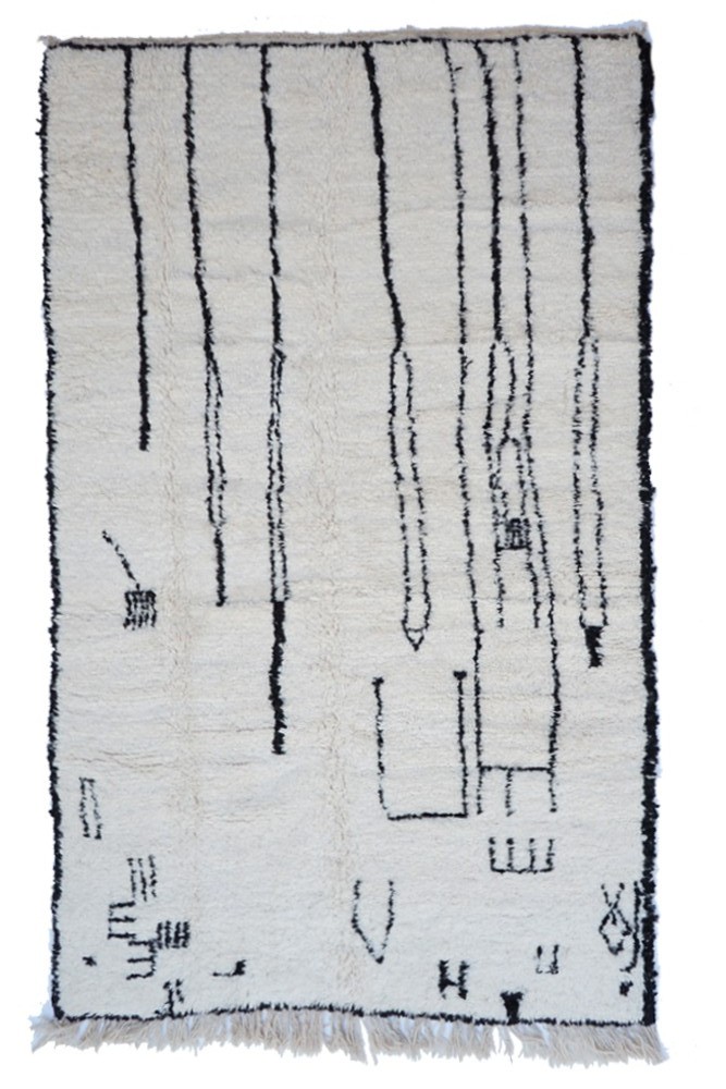 Großer Berber-Teppich Béni Ouarain mit abstrakten Schwarz-Weiß-Mustern.