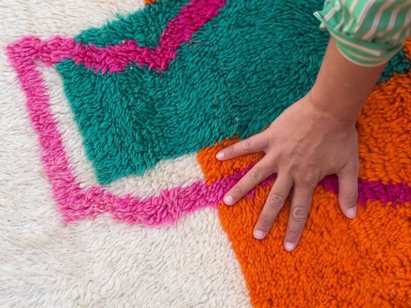 Tapis berb&egrave;re en laine naturelle qui peluche lors des premi&egrave;res utilisations